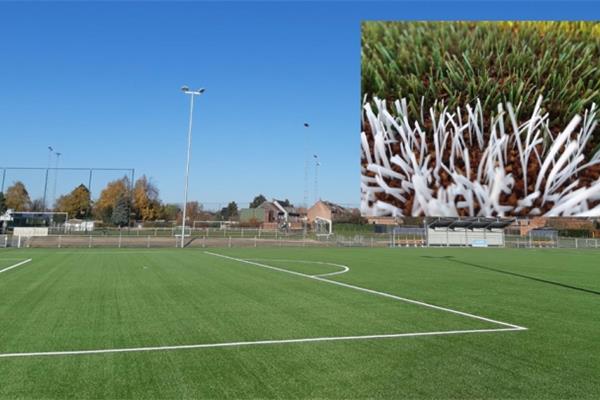Aménagement de terrains de football synthétqiue et en gazon naturel avec irrigation et éclairage - Sportinfrabouw NV